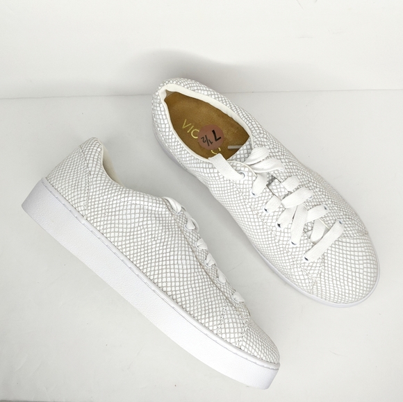 vionic white sneakers